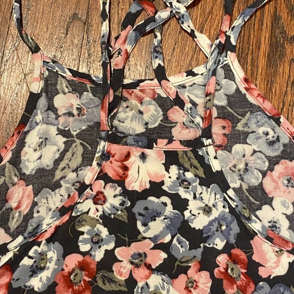 Flowy Floral Tank Top - Picture 4 of 4